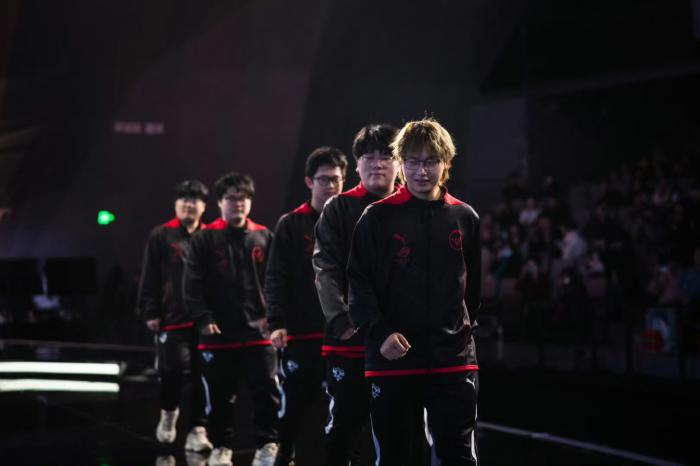 中二气质再燃的Fly:从低谷到重返赛场的逆转追