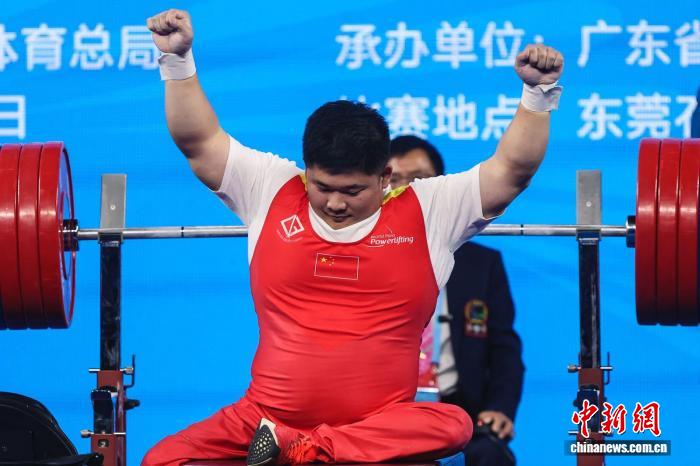 叶继雄在残特奥会男子88公斤级举重决赛中以21