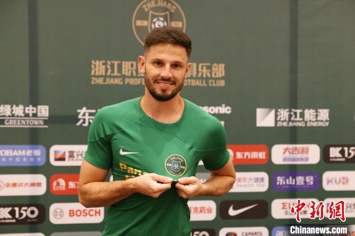 浙江队后防大将卢卡斯续约至2025赛季 助力球队征