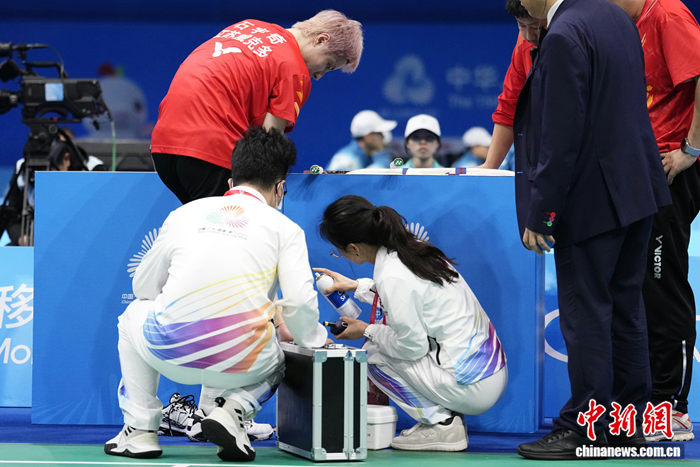 粤港澳全运会羽毛球男单名将石宇奇因伤退赛，